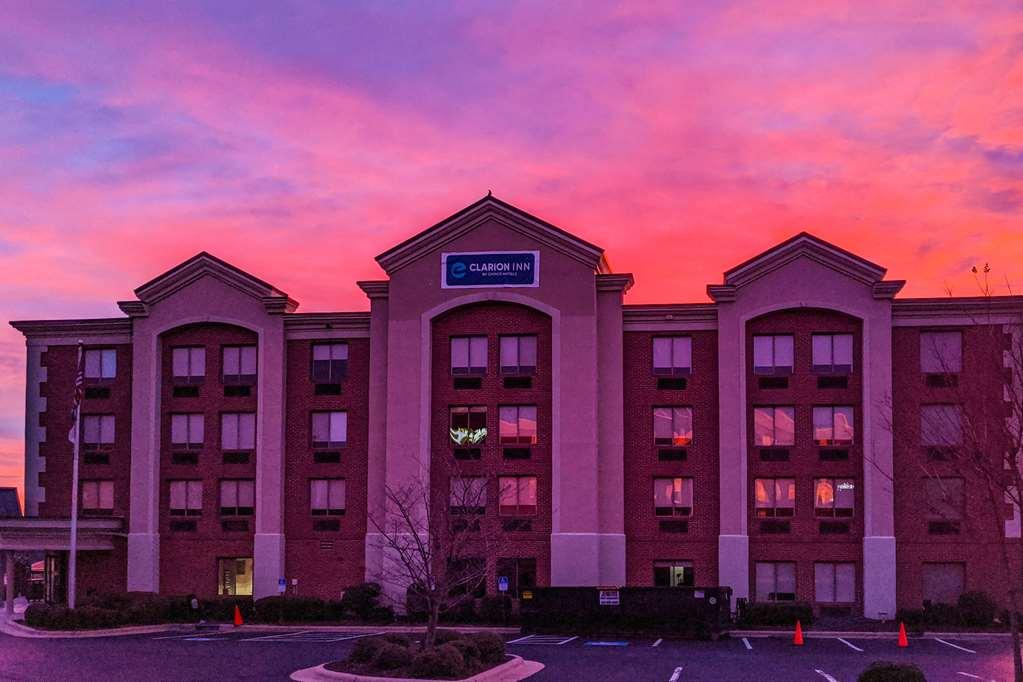 Clarion Pointe Greensboro Airport Hotel Exterior photo